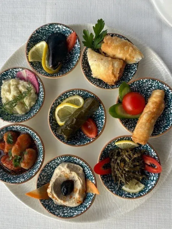 Hagyományos török vacsora-élmény