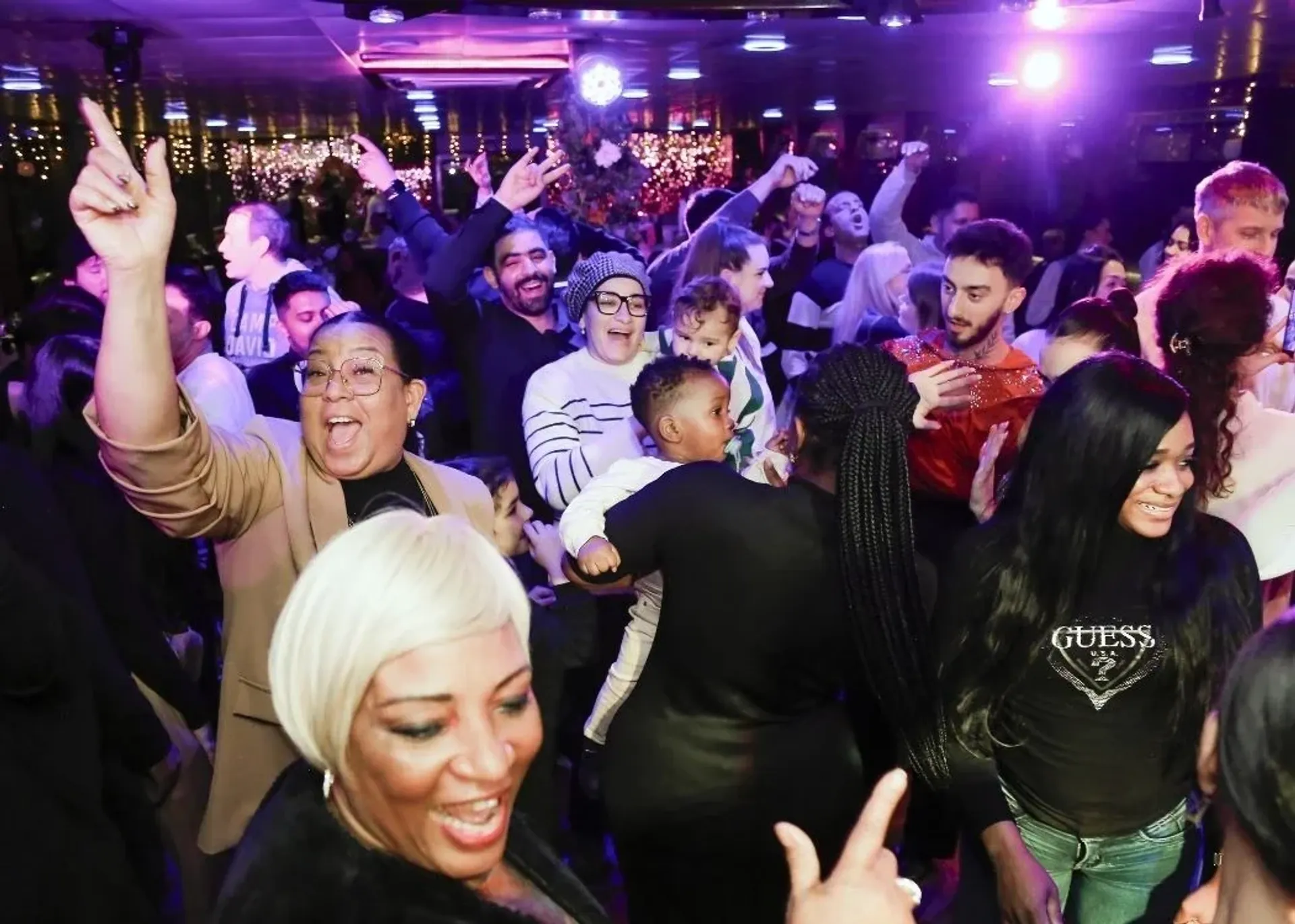 Crociera serale sul Bosphorus: cena turca e spettacoli dal vivo