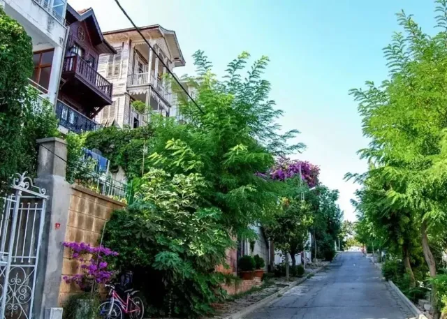 Burgazada Island Walking Tour with Audio Guide