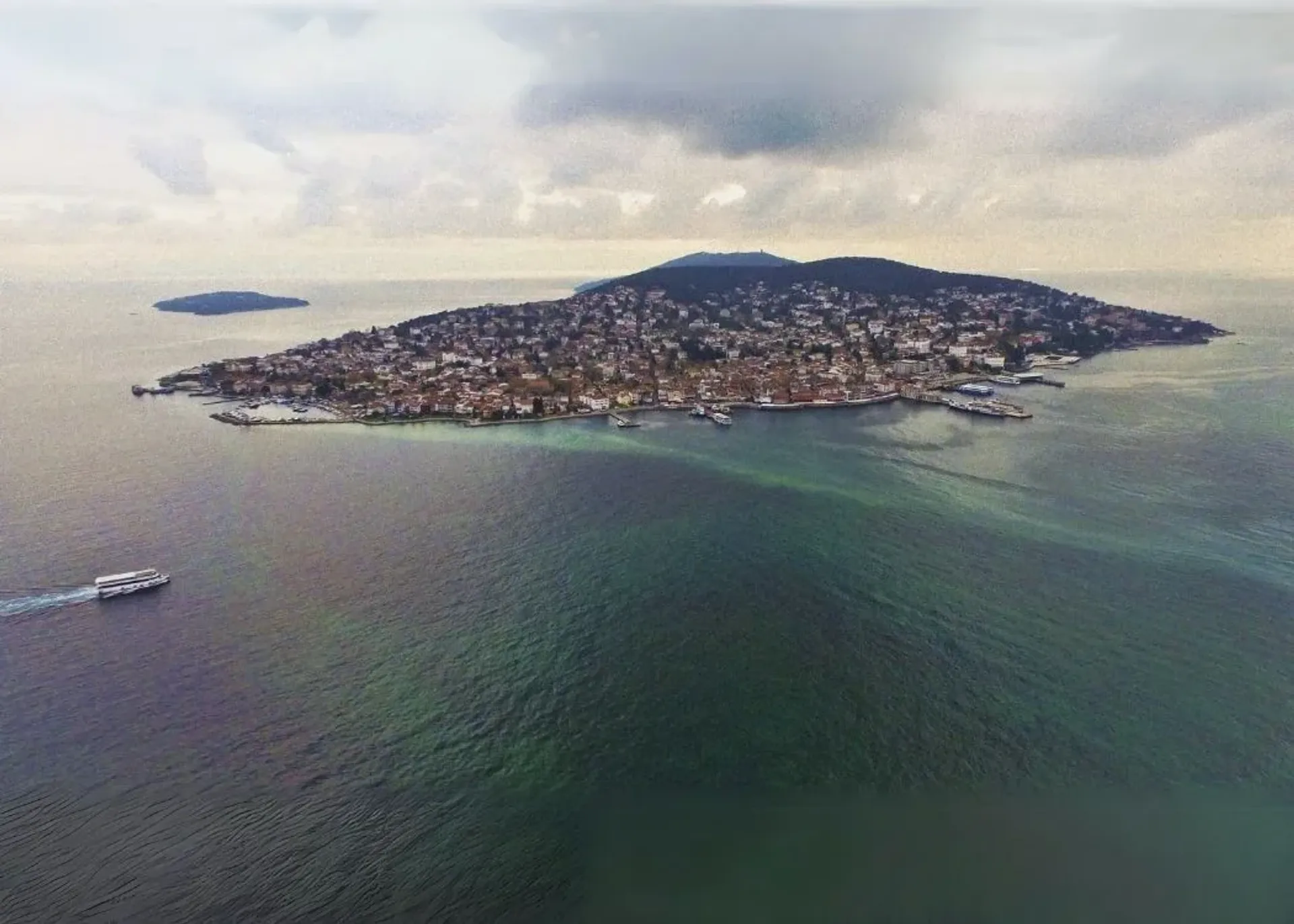 Buyukada Island Roundtrip Boat Ticket with Audio Guide