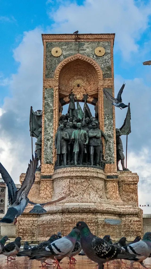 Taksim Square & Istiklal Street Walking Tour with Audio Guide