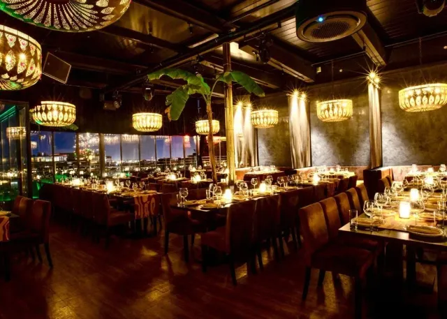 Expérience gastronomique premium avec spectacles exclusifs au Nomads Restaurant