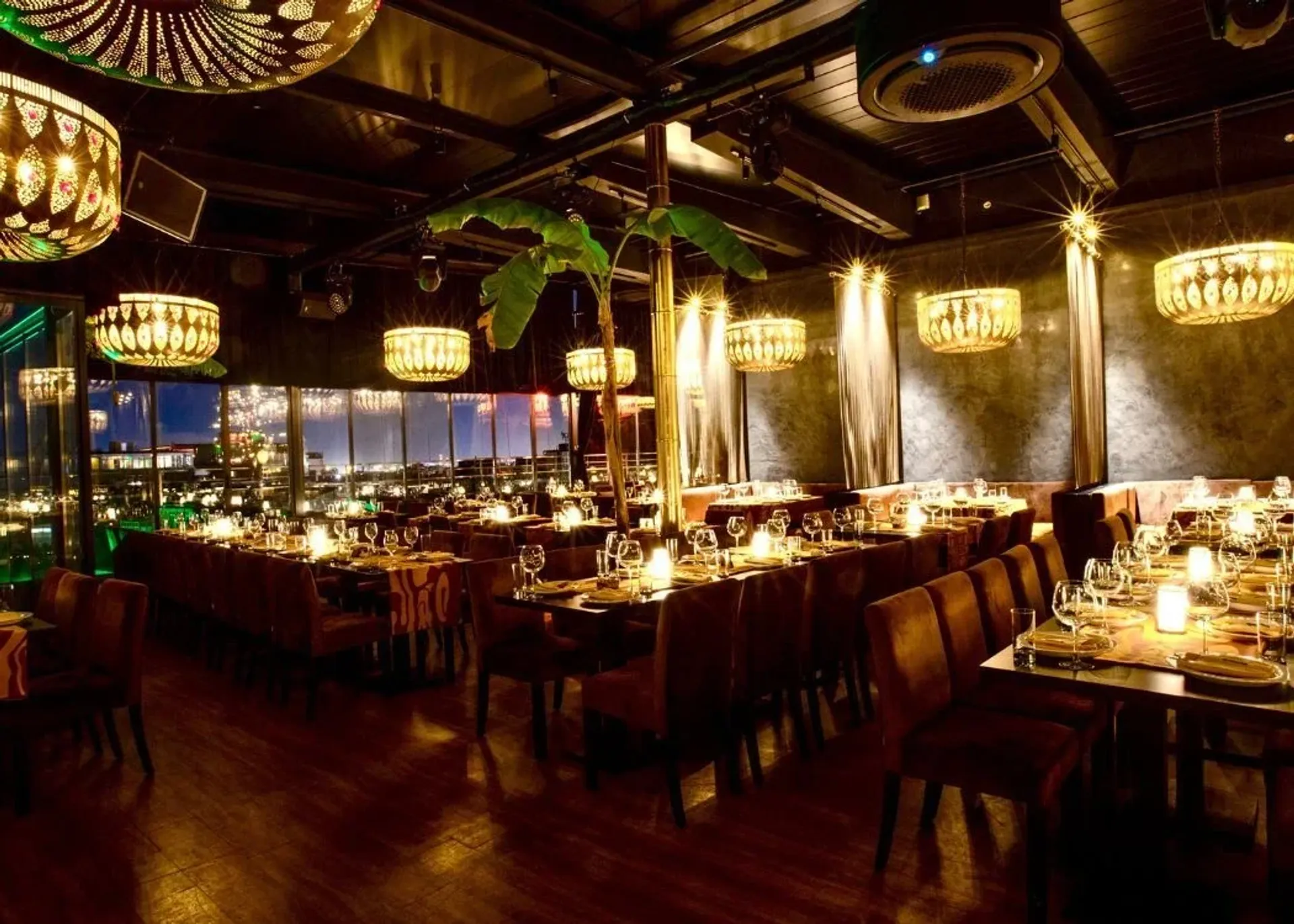 Expérience gastronomique premium avec spectacles exclusifs au Nomads Restaurant