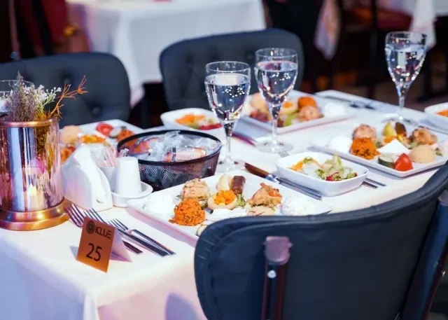 Crociera serale sul Bosphorus: cena turca e spettacoli dal vivo