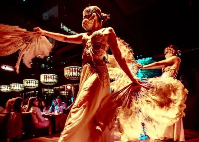 Expérience gastronomique premium avec spectacles exclusifs au Nomads Restaurant