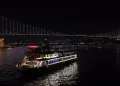 Crociera serale sul Bosphorus: cena turca e spettacoli dal vivo
