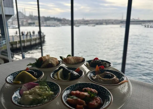Expérience de dégustation de cuisine turque authentique sous le Galata Bridge
