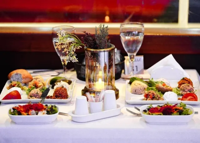 Crociera serale sul Bosphorus: cena turca e spettacoli dal vivo