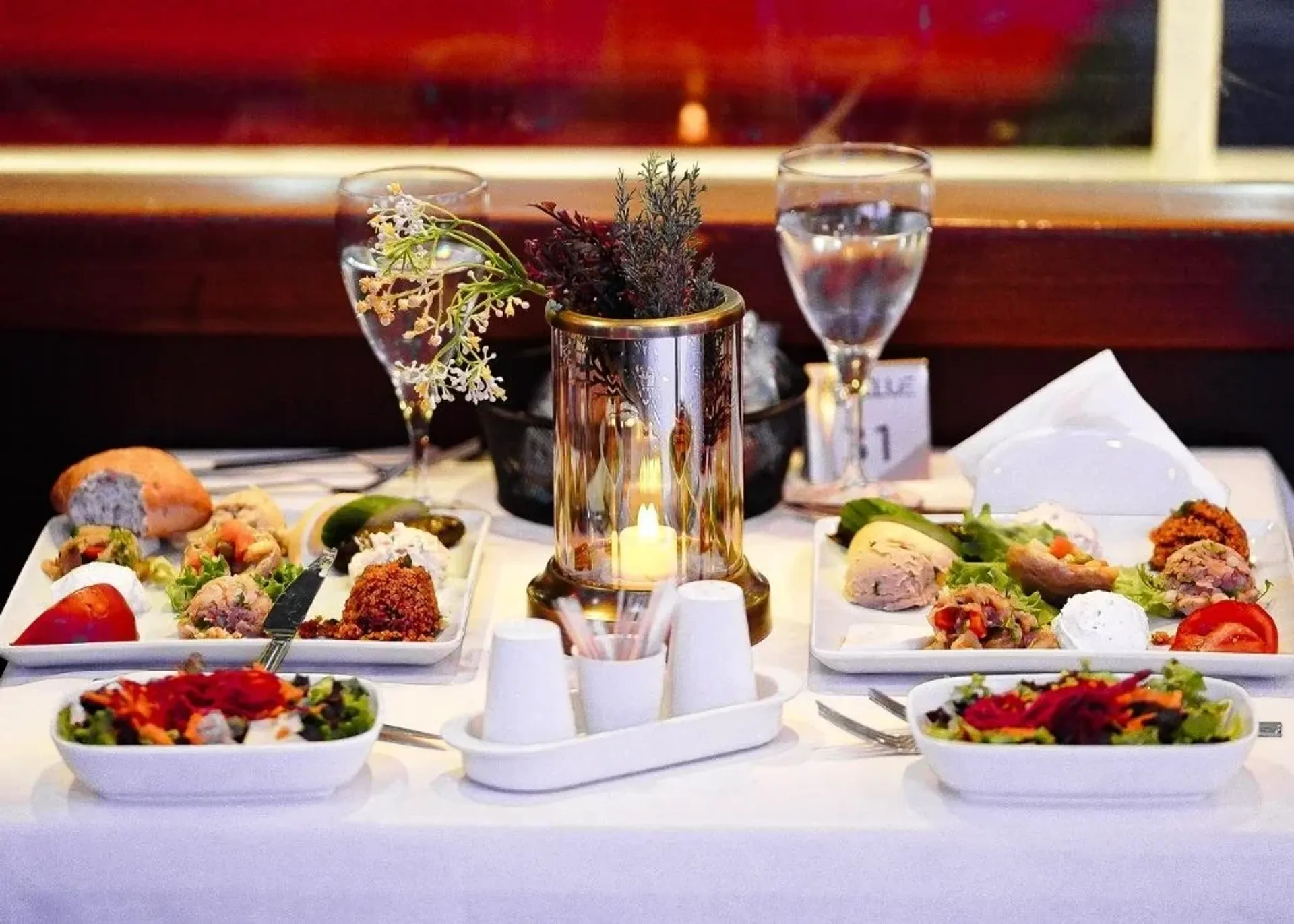 Crociera serale sul Bosphorus: cena turca e spettacoli dal vivo