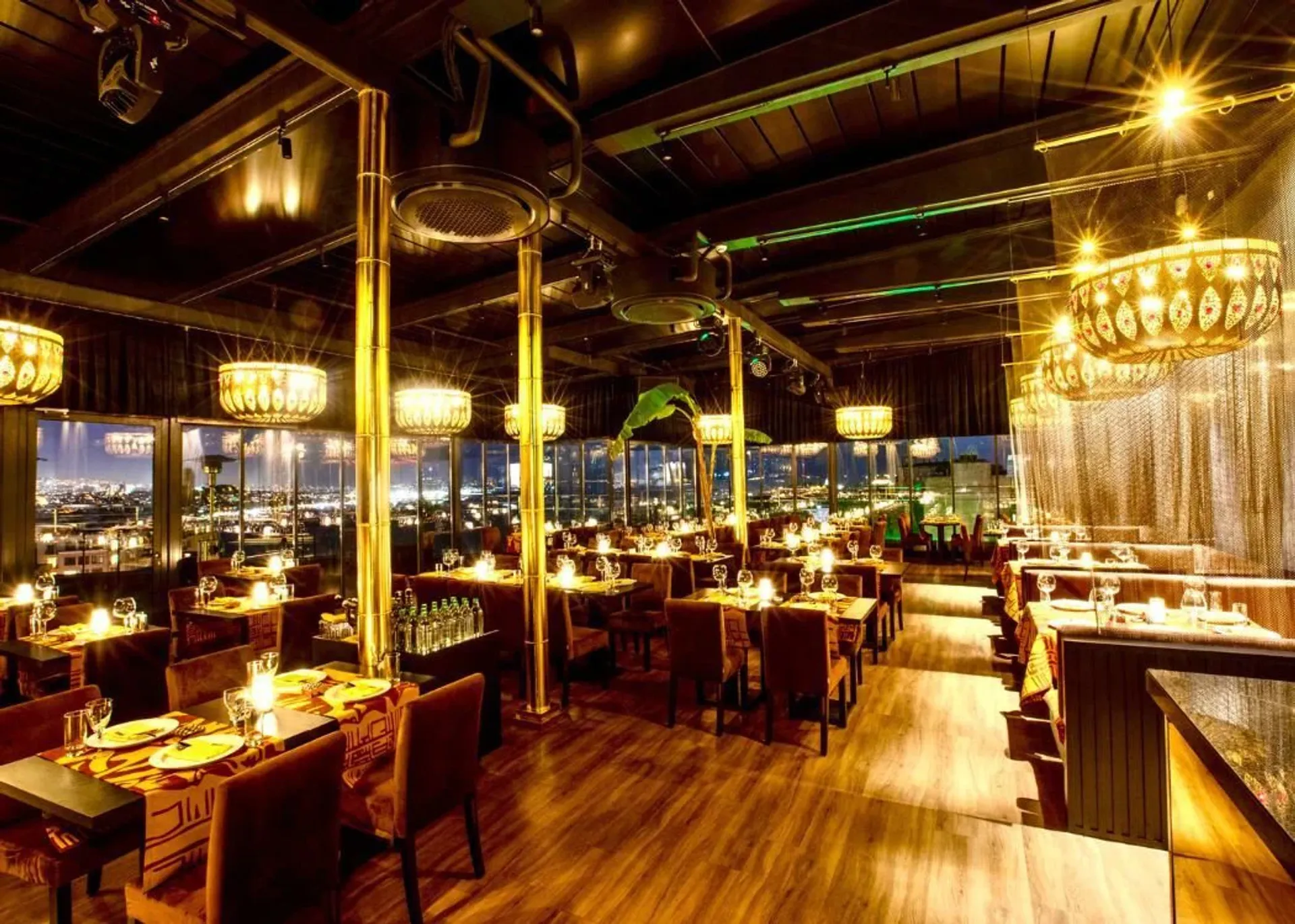 Expérience gastronomique premium avec spectacles exclusifs au Nomads Restaurant