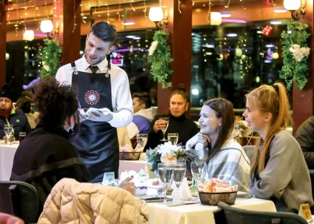 Crociera serale sul Bosphorus: cena turca e spettacoli dal vivo