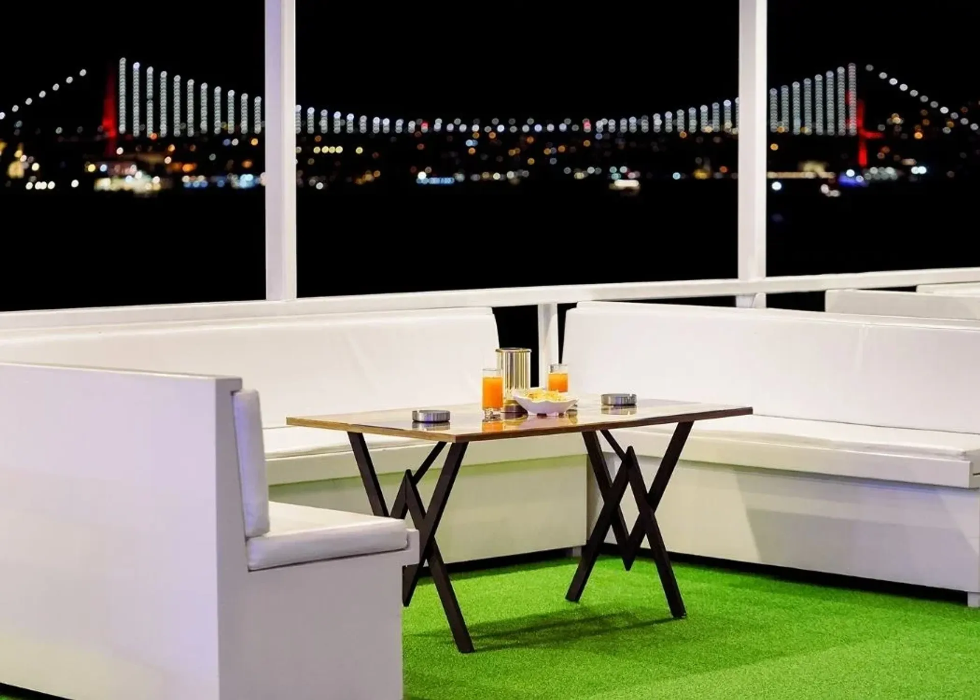 Crociera serale sul Bosphorus: cena turca e spettacoli dal vivo