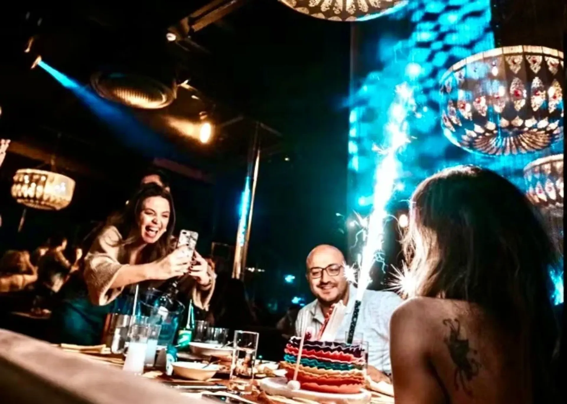 Expérience gastronomique premium avec spectacles exclusifs au Nomads Restaurant