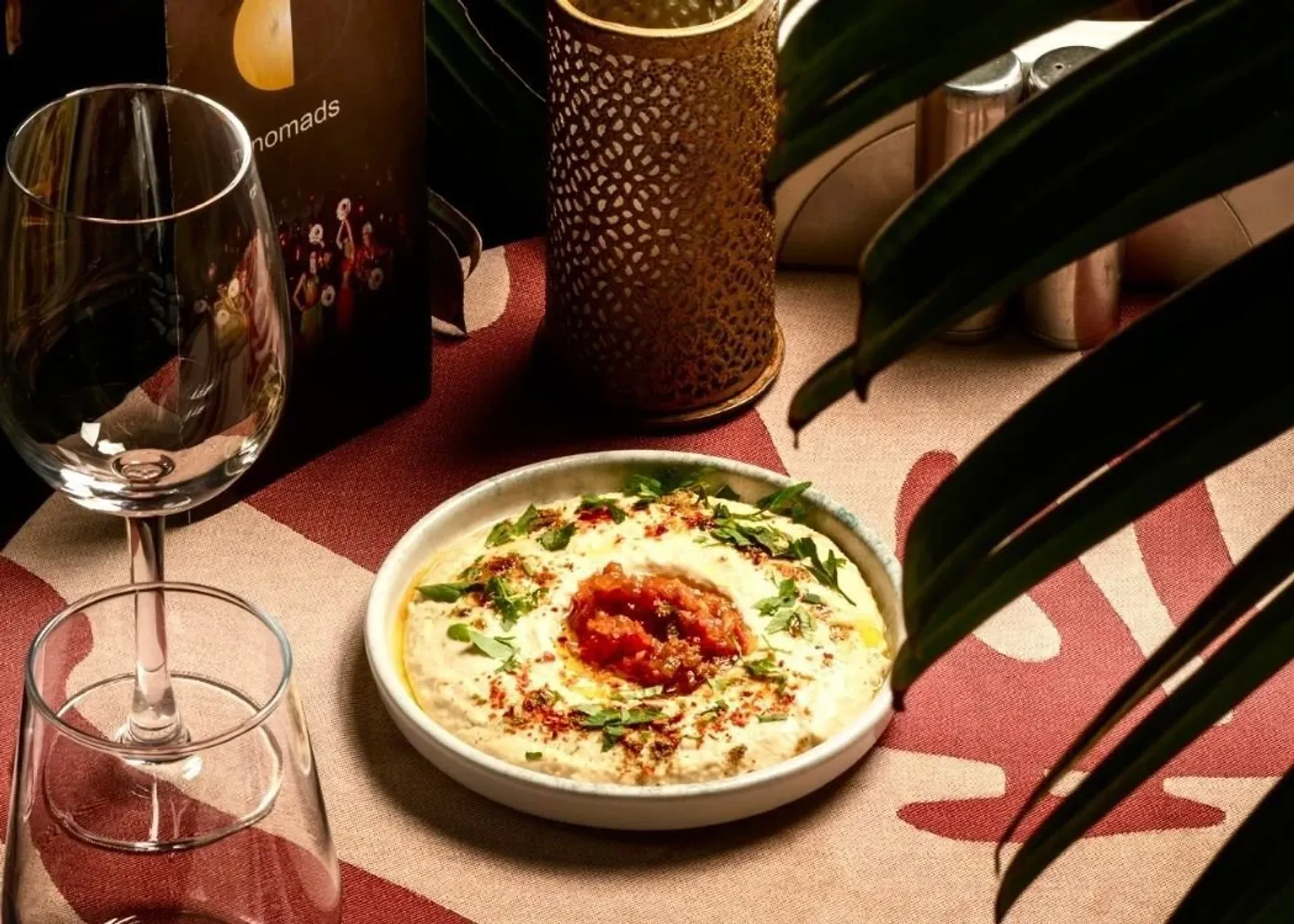 Expérience gastronomique premium avec spectacles exclusifs au Nomads Restaurant