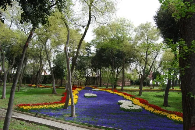 Пешачка тура во Yildiz Park со аудио водич