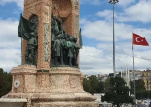 تور پیاده‌روی میدان تقسیم و خیابان استقلال با راهنمای صوتی
