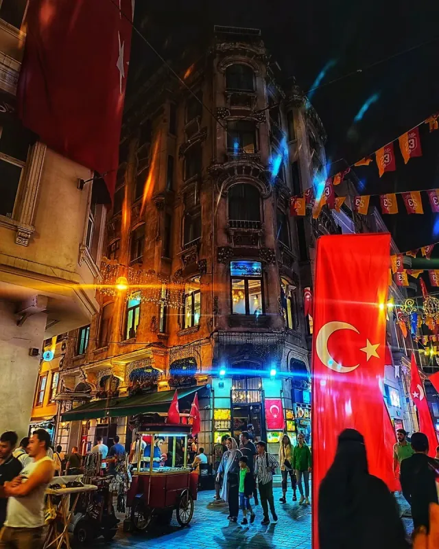 Taksim Square & Istiklal Street Walking Tour with Audio Guide