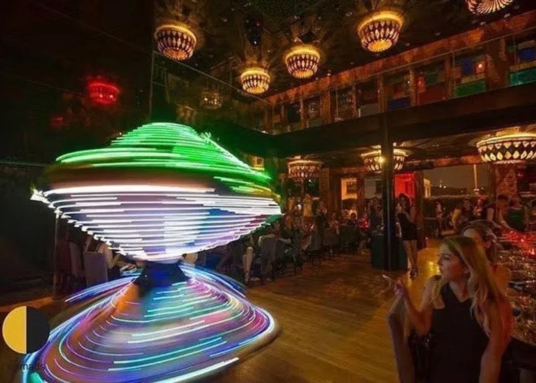 Expérience gastronomique premium avec spectacles exclusifs au Nomads Restaurant