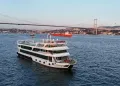 Crociera serale sul Bosphorus: cena turca e spettacoli dal vivo