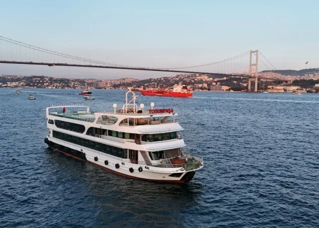 Crociera serale sul Bosphorus: cena turca e spettacoli dal vivo