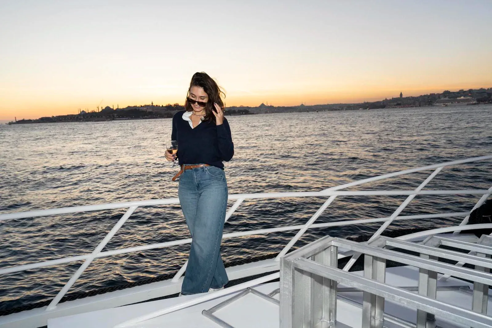 Bosphorus naplemente hajózás borral egy luxusjachton