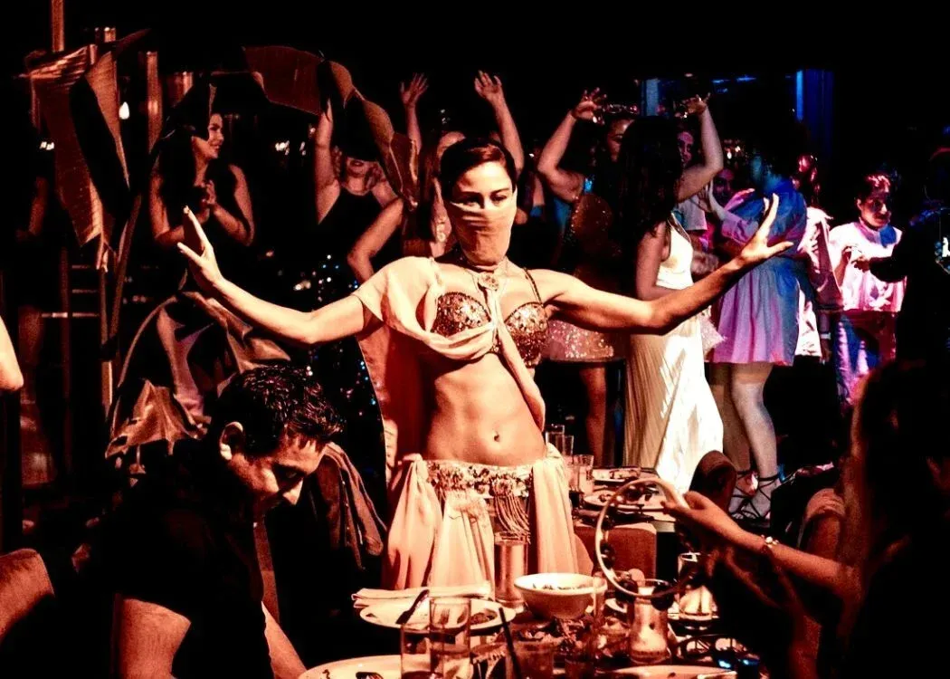 Esperienza di Alta Cucina con Spettacoli Esclusivi al Nomads Restaurant