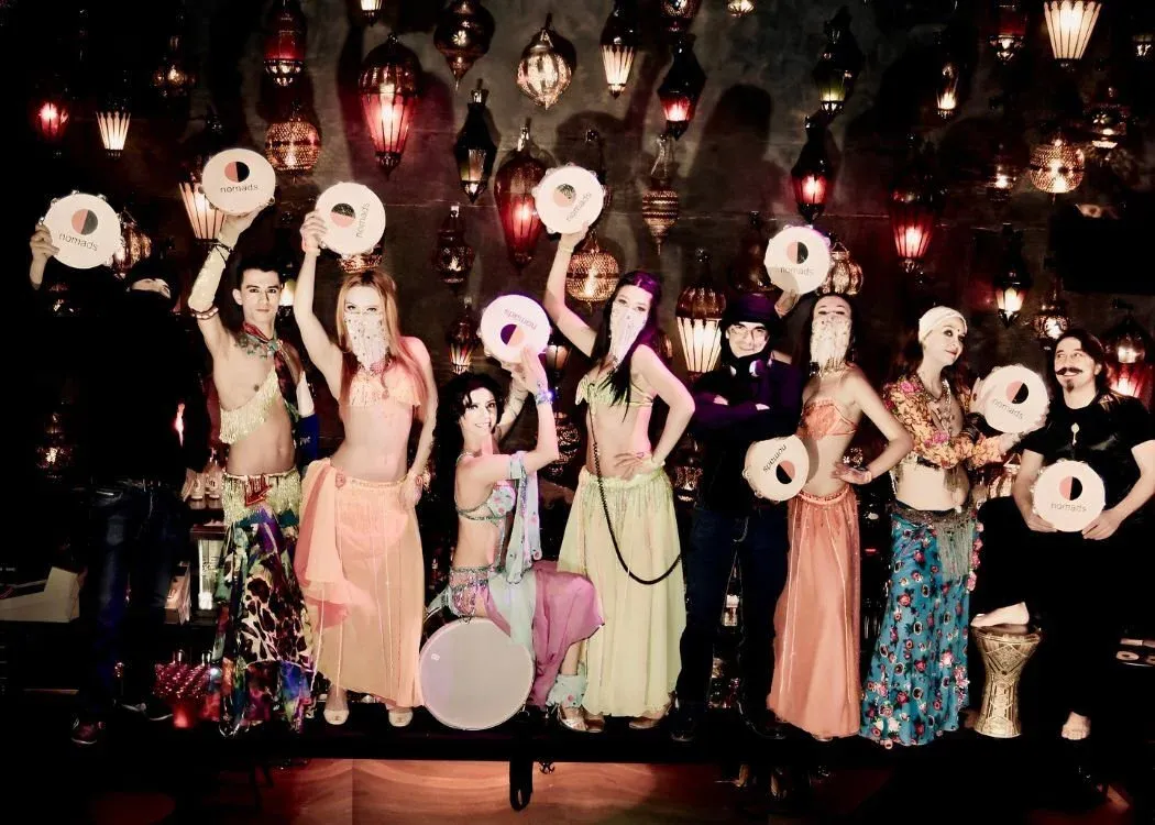 חוויית Dining יוקרתית עם מופעים בלעדיים ב-Nomads Restaurant