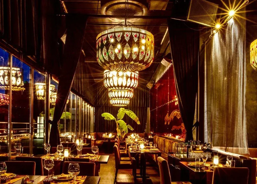 חוויית Dining יוקרתית עם מופעים בלעדיים ב-Nomads Restaurant